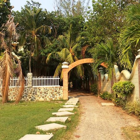 Sea Eye Hotel - Tropical Building Utila Dış mekan fotoğraf